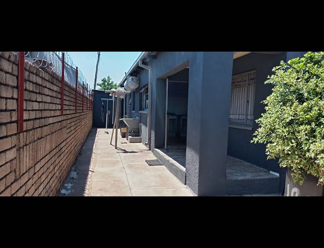 11 BEDROOM HOUSE FOR SALE IN SOSHANGUVE L